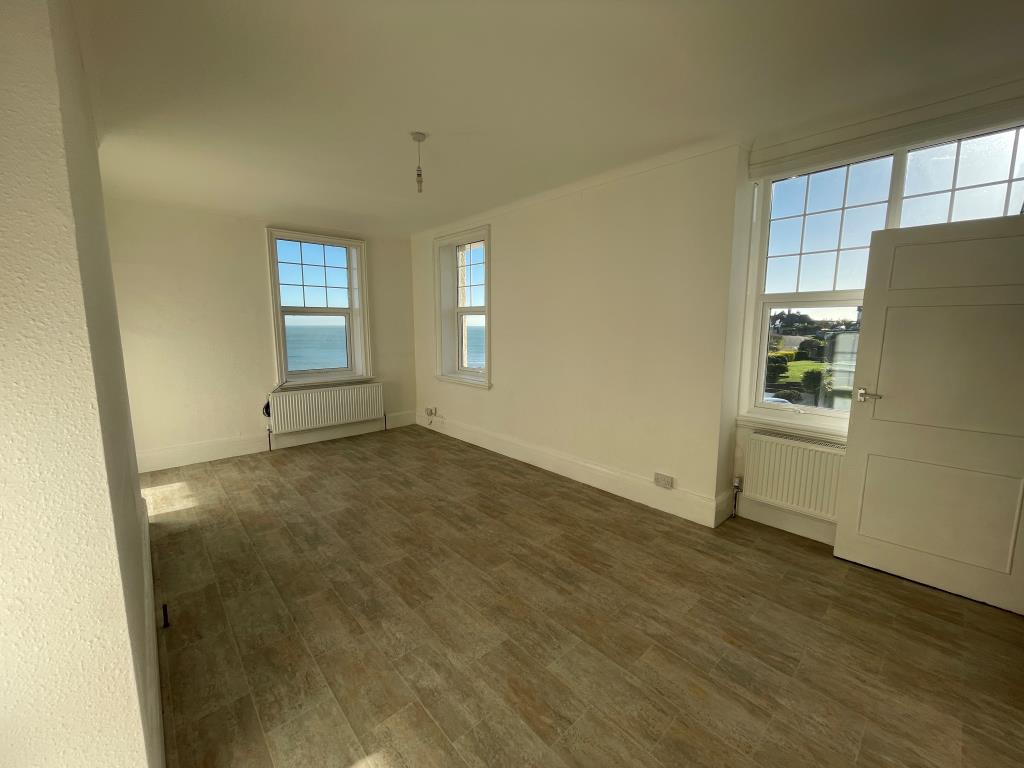 Lot: 8 - SEAFRONT FLAT ON EXCLUSIVE DEVELOPMENT - Living room with sea views